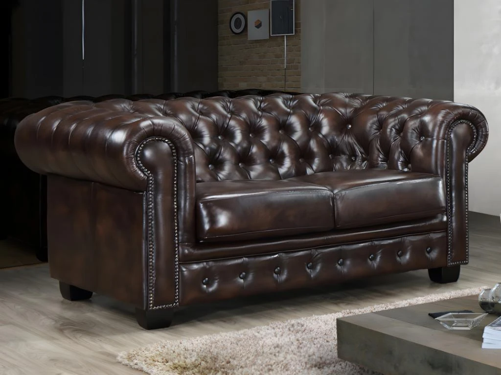 Canapé Chesterfield 2 Places BRENTON 100% Cuir De Buffle - Marron Reflets Châtains 3 Canapé Chesterfield 2 Places BRENTON 100% Cuir De Buffle - Marron Reflets Châtains – Image 3